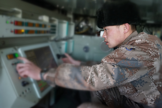 打導彈10發10中，他被戰友們稱為&OpenCurlyDoubleQuote;金手指&rdquo;