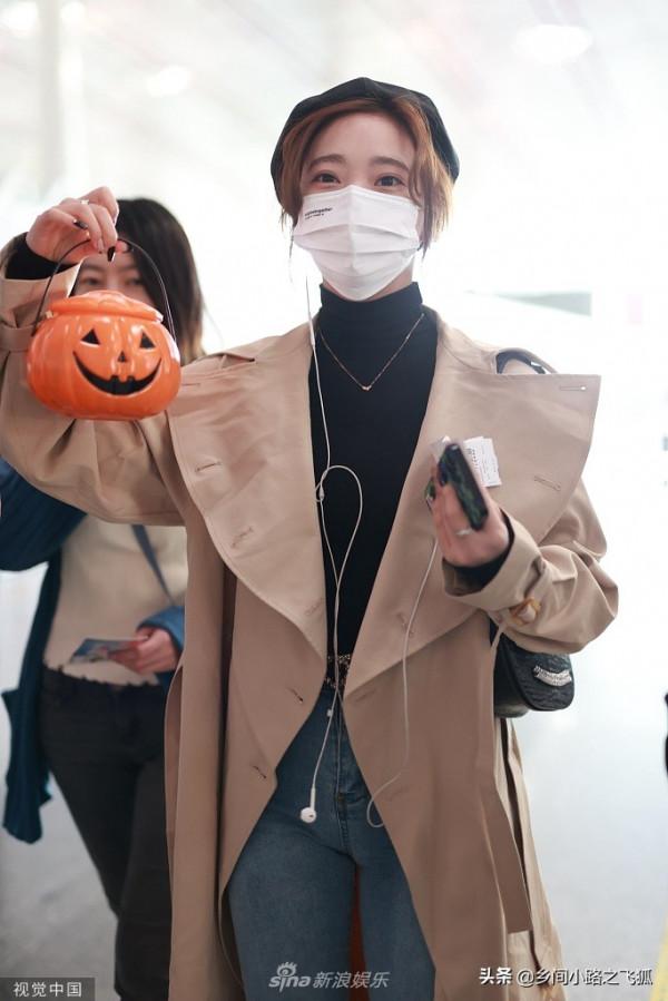 張紫寧穿大翻領風衣設計感十足 獲粉絲送南瓜燈愛不釋手