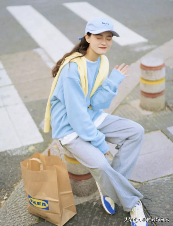 面板偏黃、暗沉的女人，秋冬多穿這4種“高階色”，顯白還有氣質