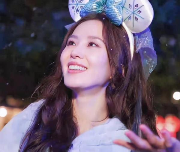 劉詩詩美成迪士尼公主！雪夜露天鵝頸不怕凍，卻被玲娜貝兒搶風頭