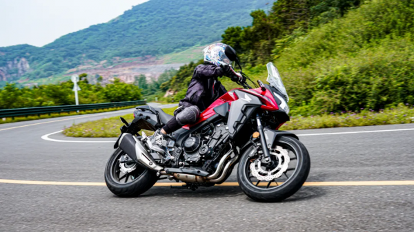 缺少個性但很平順好騎，還是很本田-CB400X動態體驗