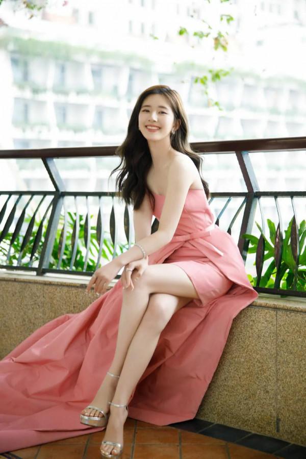 趙露思，青年演員，猶如怒放的玫瑰