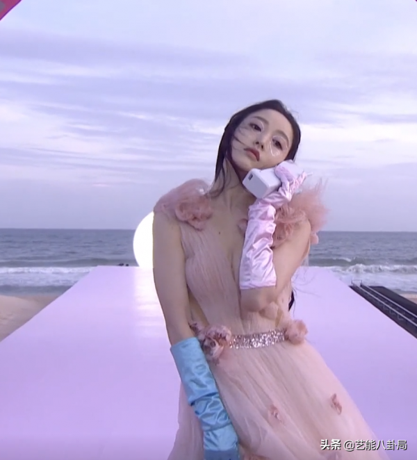 GQ年度最美紅毯：熱巴雀斑妝出戰，baby仙女棒接招，金晨紅氣逼人