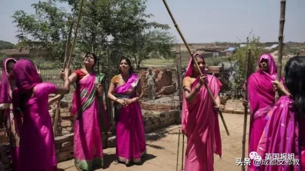 印度“粉紅幫”,一個為了反抗家暴而成立的女性團體 印度“粉紅幫”,一個為了反抗家暴而成立的女性團體