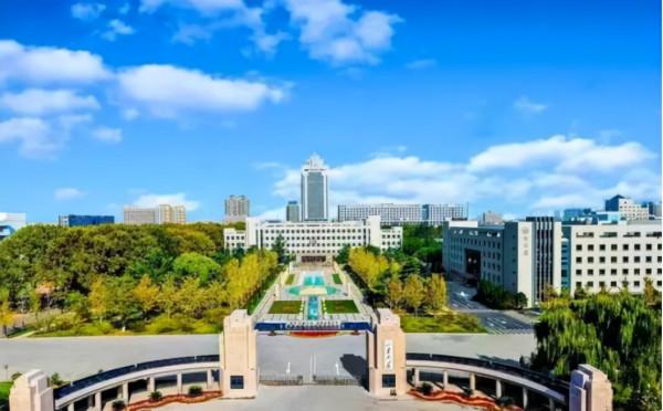 山東大學再出輿論,背景牆上出現“錯別字”,網友:英語課白上了 山東大學再出輿論,背景牆上出現“錯別字”,網友:英語課白上了