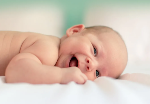 孩子的睡姿暗示不同性格?“投降式”睡姿代表什麼?科學研究分享 孩子的睡姿暗示不同性格?“投降式”睡姿代表什麼?科學研究分享