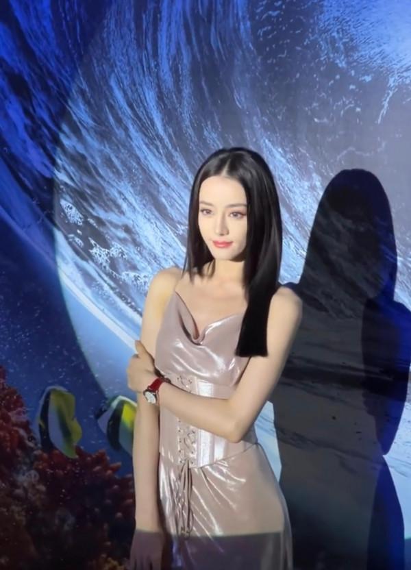 迪麗熱巴活動生圖，公主切髮型配淡妝好純欲