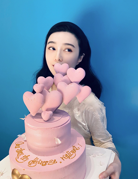 40歲范冰冰變低調,穿香檳真絲裙走溫婉路線,好友楊天真送祝福 40歲范冰冰變低調,穿香檳真絲裙走溫婉路線,好友楊天真送祝福