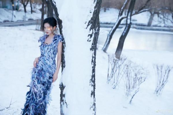萬茜冬天不怕冷，穿單薄羽毛裙漫步雪地中，再現“雪女”