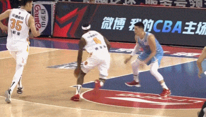 洋帥上頭自廢武功，首鋼被打懵！靠譜哥逃過一劫，乃新疆隊之大幸