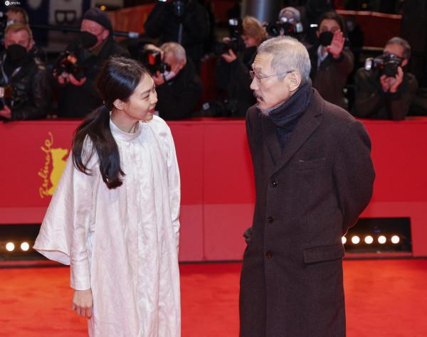 第72屆柏林電影節獲獎名單公佈，洪尚秀與女友金敏喜頒獎禮秀恩愛