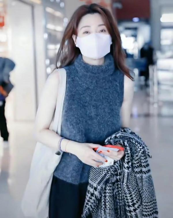 42歲殷桃休假後現身機場，穿毛衣露兩節手臂，身材在人群中好出眾