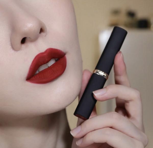 經典的正紅色，越看越好看，顯白又時髦，黃皮也能夠駕馭