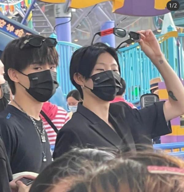 盤點環球影城偶遇明星生圖,白敬亭似商務精英,林依輪兼職賣貨? 盤點環球影城偶遇明星生圖,白敬亭似商務精英,林依輪兼職賣貨?