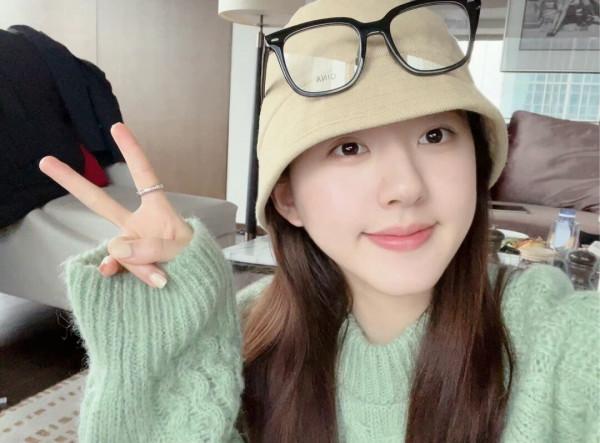 趙露思近日私服，薄荷綠毛衣平價好看