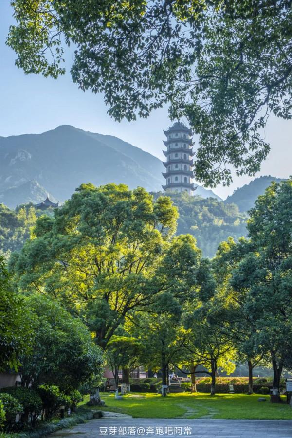 金庸小說裡出現的神仙之境，可以拍一部浪漫大片