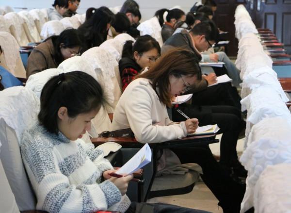 985大學舍友聚會，選擇金融行業和公務員，15年後差距一目瞭然