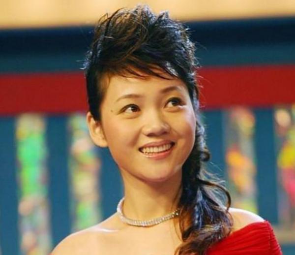 “安徽衛視一姐”周群：大火時與郭德綱傳緋聞，如今自曝月薪3000