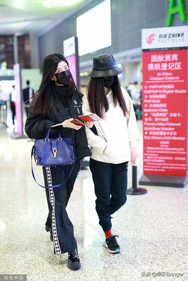 BY2工作室回應李靚蕾後現身機場 姐妹倆手挽手前行