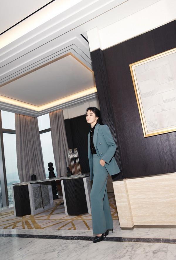 開啟首爾女郎的冬日衣櫥,跟著宋慧喬用經典單品穿出的精緻感 開啟首爾女郎的冬日衣櫥,跟著宋慧喬用經典單品穿出的精緻感