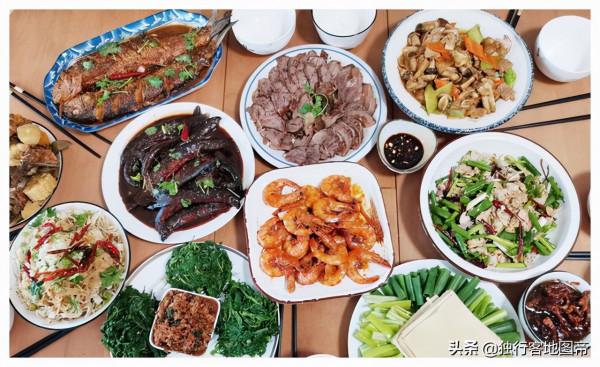 秦始皇與李斯喝酒，問他如何取天下？李斯是這麼說的