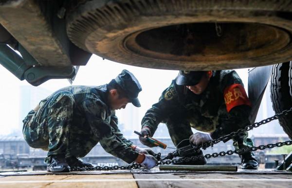武警雨中開展鐵路投送裝載考核 提升遠端投送能力