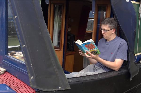 52歲的他放棄一切，住進33㎡“房船”中漂泊流浪，一晃已生活5年