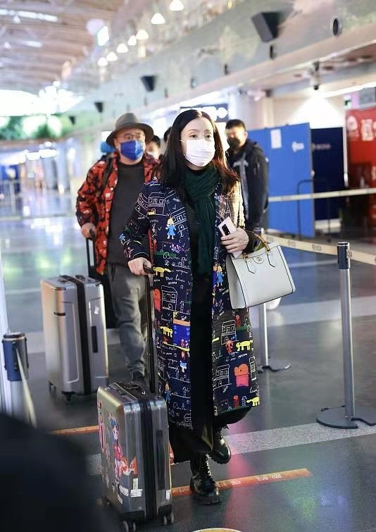 70後還能這麼穿,被徐崢陶虹機場土味穿搭甜到了,中年情侶系列 70後還能這麼穿,被徐崢陶虹機場土味穿搭甜到了,中年情侶系列