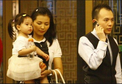 7位被家人“吸血”的明星，別人的父母是天使，他們的是吸血鬼