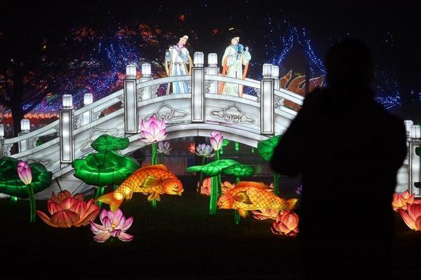 法國舉辦花燈節 中國風燈籠亮麗多彩 法國舉辦花燈節 中國風燈籠亮麗多彩