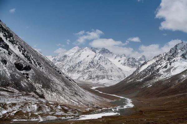 回到去往紅其拉甫的路上。仍是一路雪山相伴 回到去往紅其拉甫的路上。仍是一路雪山相伴