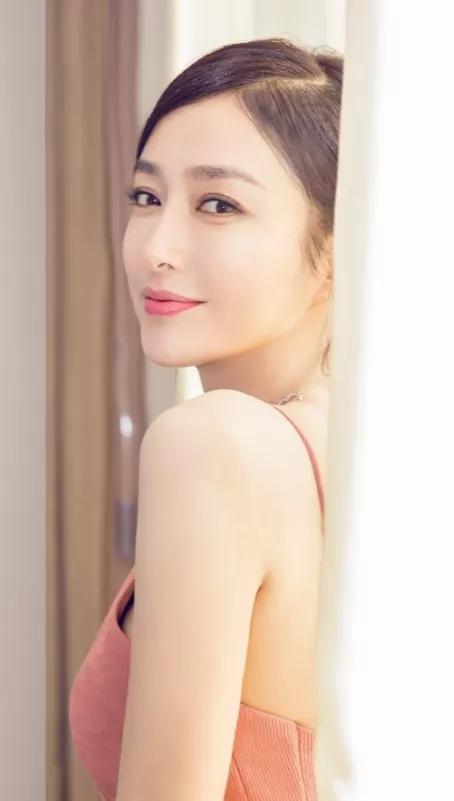 秦嵐美照一冊，欣賞