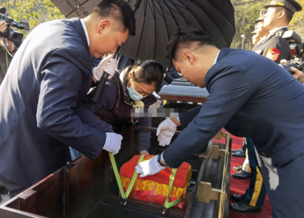 楊在葆安葬儀式現場曝光，六人抬棺風光大葬，遺孀陳麗明難忍悲痛