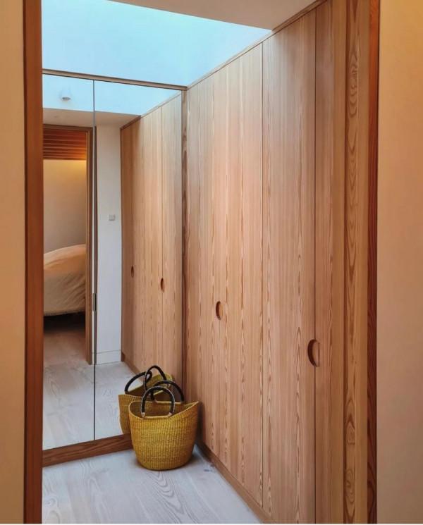 分享一間明亮住宅，僅格子窗與樓梯就圈粉無數，太有品味了