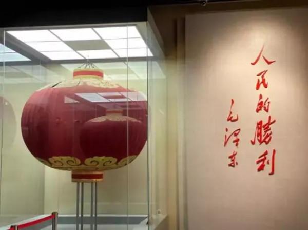 1995年，一對大紅燈籠被拍賣出1380萬的高價，這背後有什麼故事？