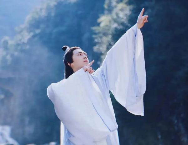 頂級男神李易峰，簡直帥成一道光