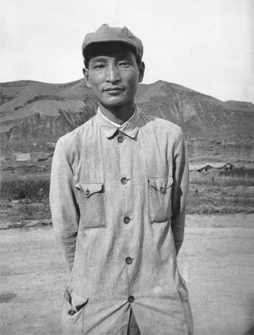 中央紅軍長征後總兵力多少?出發時8.6萬,途中擴紅1.4萬,共10萬 中央紅軍長征後總兵力多少?出發時8.6萬,途中擴紅1.4萬,共10萬