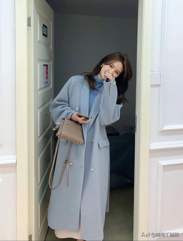 女人秋冬別隻穿黑色！不如試試“霧霾藍”，優雅顯白，黃皮也適合