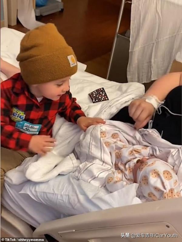 TikTok感人時刻：蹣跚學步的男孩第一次看到自己剛出生的弟弟