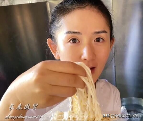 40歲謝娜全素顏近照曝光，網友驚呼：妝前妝後簡直判若兩人