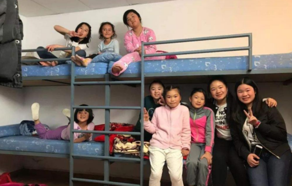 家長探望住校的孩子，寢室的場景讓她心酸，“寄宿”不是撒手不管