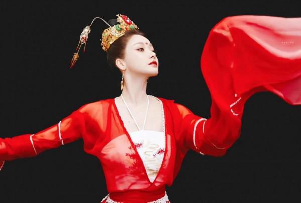 姜貞羽粉紅色長裙明豔動人，長髮披肩，舉手投足盡顯甜美氣息