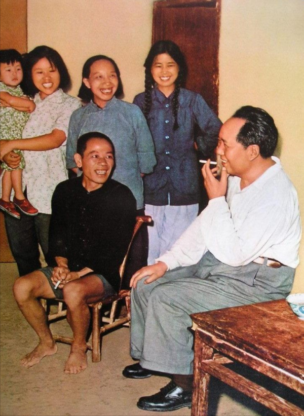 59年毛主席回到韶山,看到父母墳墓破敗,毛主席:不要修,就這樣 59年毛主席回到韶山,看到父母墳墓破敗,毛主席:不要修,就這樣