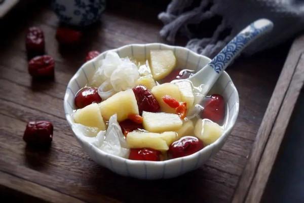 冬天給娃吃水果，生吃還是熱一熱？