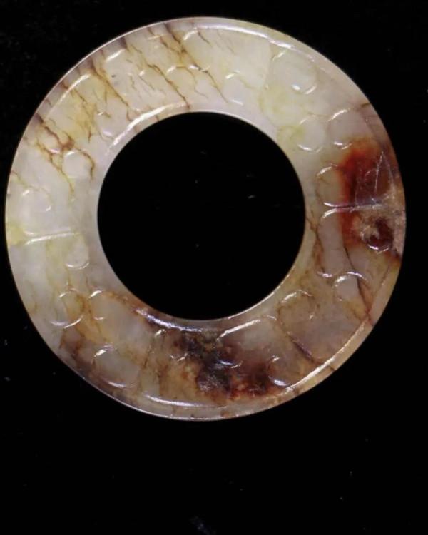 高古玉器中的鐵鏽浸與牛毛紋 高古玉器中的鐵鏽浸與牛毛紋