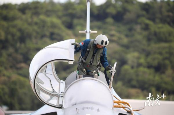 多圖 | 先睹為快!殲-16D、教-10抵達珠海航展館 多圖 | 先睹為快!殲-16D、教-10抵達珠海航展館