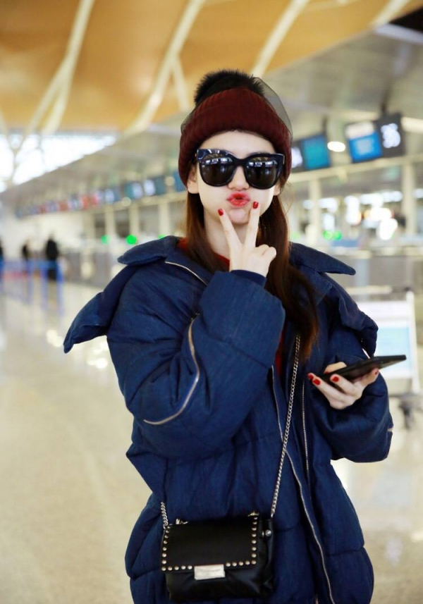 戚薇的魅力卻沒比過日本女人，穿的高階藍黑裙，看著有點保守