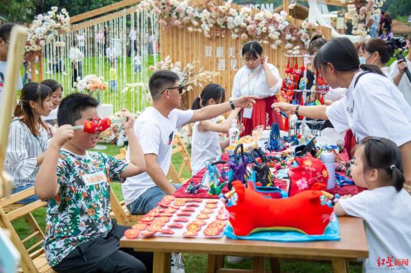 看非遺表演、嘗非遺美食……國慶長假首日,千年劍門關迎來非遺熱 看非遺表演、嘗非遺美食……國慶長假首日,千年劍門關迎來非遺熱