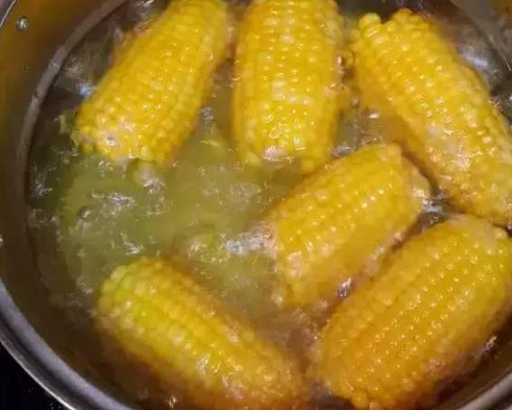 煮玉米時,別用清水直接煮了!多加這2味,玉米又香又糯超好吃 煮玉米時,別用清水直接煮了!多加這2味,玉米又香又糯超好吃