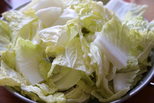 天氣越來越冷，砂鍋燉白菜豆腐不能少，湯鮮味美，吃完渾身暖